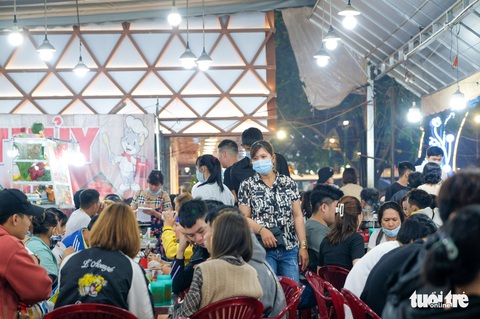 Thác người đổ về chợ đêm Đà Lạt, du khách hốt hoảng - Ảnh 7. Thác người đổ về chợ đêm Đà Lạt, du khách hốt hoảng - Ảnh 7.