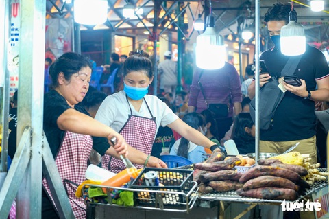 Thác người đổ về chợ đêm Đà Lạt, du khách hốt hoảng - Ảnh 6. Thác người đổ về chợ đêm Đà Lạt, du khách hốt hoảng - Ảnh 6.