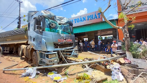 Xe đầu kéo lao lên lề tông một loạt trụ cứu hỏa, cây xanh, xe máy - Ảnh 1. Xe đầu kéo lao lên lề tông một loạt trụ cứu hỏa, cây xanh, xe máy - Ảnh 1.