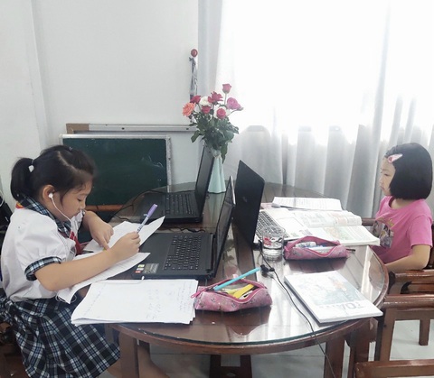 TP.HCM: Nhiều trường tiểu học dạy trực tuyến để hoàn thành chương trình - Ảnh 1. TP.HCM: Nhiều trường tiểu học dạy trực tuyến để hoàn thành chương trình - Ảnh 1.