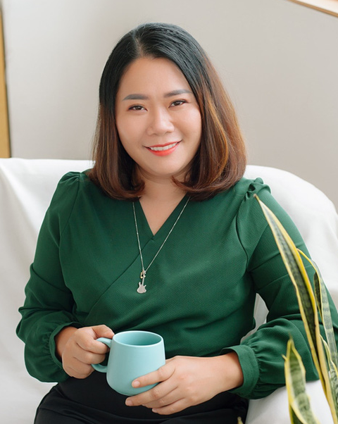 Cùng Nguyệt Ca hát Cho con, Chỉ có một trên đời, Cánh én tuổi thơ bằng tiếng Anh - Ảnh 2. Cùng Nguyệt Ca hát Cho con, Chỉ có một trên đời, Cánh én tuổi thơ bằng tiếng Anh - Ảnh 2.