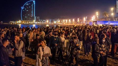 Hàng trăm bữa tiệc ở Tây Ban Nha mừng bỏ giới nghiêm vì COVID-19 - Ảnh 1. Hàng trăm bữa tiệc ở Tây Ban Nha mừng bỏ giới nghiêm vì COVID-19 - Ảnh 1.
