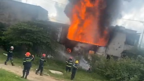 Cháy cửa hàng sơn lan sang nhà dân bên cạnh - Ảnh 2. Cháy cửa hàng sơn lan sang nhà dân bên cạnh - Ảnh 2.