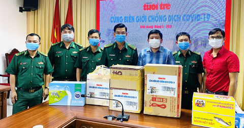 Cùng biên giới chống dịch COVID-19: Mang tấm lòng bạn đọc Tuổi Trẻ tới Hà Tiên - Ảnh 1. Cùng biên giới chống dịch COVID-19: Mang tấm lòng bạn đọc Tuổi Trẻ tới Hà Tiên - Ảnh 1.