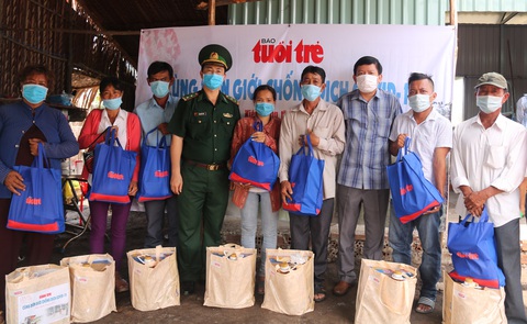 Cùng biên giới chống dịch COVID-19: Mang tấm lòng bạn đọc Tuổi Trẻ tới Hà Tiên - Ảnh 3. Cùng biên giới chống dịch COVID-19: Mang tấm lòng bạn đọc Tuổi Trẻ tới Hà Tiên - Ảnh 3.