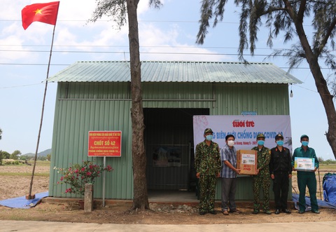Cùng biên giới chống dịch COVID-19: Mang tấm lòng bạn đọc Tuổi Trẻ tới Hà Tiên - Ảnh 2. Cùng biên giới chống dịch COVID-19: Mang tấm lòng bạn đọc Tuổi Trẻ tới Hà Tiên - Ảnh 2.