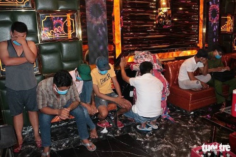 30 người phê ma túy trong quán karaoke ở Trà Vinh - Ảnh 1. 30 người phê ma túy trong quán karaoke ở Trà Vinh - Ảnh 1.
