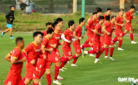 Xem tuyển Việt Nam tập luyện dưới mưa, Công Phượng được chỉ bài riêng - Ảnh 1. Xem tuyển Việt Nam tập luyện dưới mưa, Công Phượng được chỉ bài riêng - Ảnh 1.