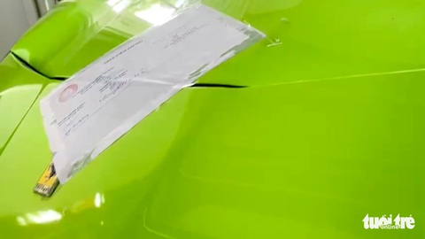 Vụ tài xế xe siêu sang Ferrari lăng mạ CSGT: Người được về, xe ở lại - Ảnh 4. Vụ tài xế xe siêu sang Ferrari lăng mạ CSGT: Người được về, xe ở lại - Ảnh 4.