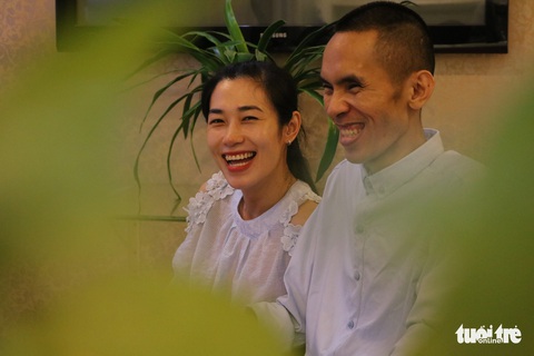 Vượt nghịch cảnh, anh chàng ngồi xe lăn viết sách, tìm được tình yêu 360 nghìn - Ảnh 1. Vượt nghịch cảnh, anh chàng ngồi xe lăn viết sách, tìm được tình yêu 360 nghìn - Ảnh 1.
