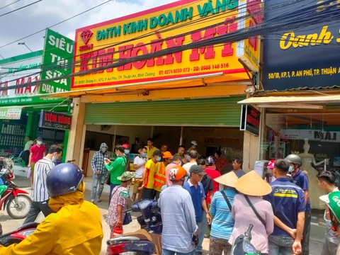 Tóm gọn thanh niên vờ mua nhẫn vàng rồi bỏ chạy - Ảnh 1. Tóm gọn thanh niên vờ mua nhẫn vàng rồi bỏ chạy - Ảnh 1.