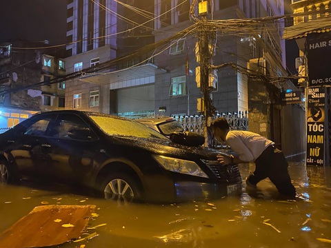 Nhiều tuyến phố Hà Nội ngập ngang bụng sau cơn mưa dông - Ảnh 2. Nhiều tuyến phố Hà Nội ngập ngang bụng sau cơn mưa dông - Ảnh 2.
