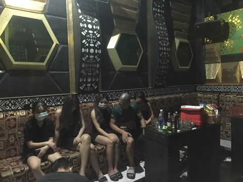 Thu giấy phép quán karaoke để 4 đôi nam nữ phê ma túy, nhảy múa giữa dịch - Ảnh 1. Thu giấy phép quán karaoke để 4 đôi nam nữ phê ma túy, nhảy múa giữa dịch - Ảnh 1.