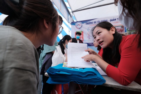 Trên 1 triệu thí sinh đăng ký thi tốt nghiệp trung học phổ thông năm 2021 - Ảnh 1. Trên 1 triệu thí sinh đăng ký thi tốt nghiệp trung học phổ thông năm 2021 - Ảnh 1.