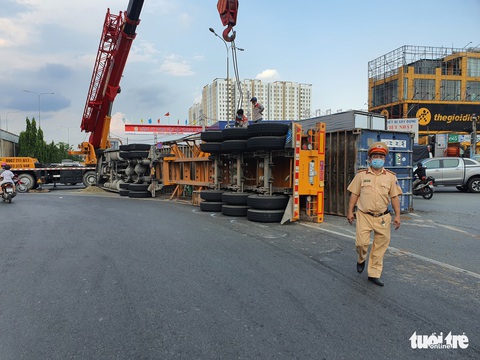 Người đi đường kinh hồn bạt vía với xe container lật ở cầu vượt Bình Phước - Ảnh 2. Người đi đường kinh hồn bạt vía với xe container lật ở cầu vượt Bình Phước - Ảnh 2.