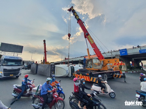 Người đi đường kinh hồn bạt vía với xe container lật ở cầu vượt Bình Phước - Ảnh 4. Người đi đường kinh hồn bạt vía với xe container lật ở cầu vượt Bình Phước - Ảnh 4.