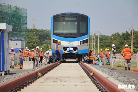 Đoàn tàu metro đã được đặt lên đường ray depot Long Bình - Ảnh 10. Đoàn tàu metro đã được đặt lên đường ray depot Long Bình - Ảnh 10.