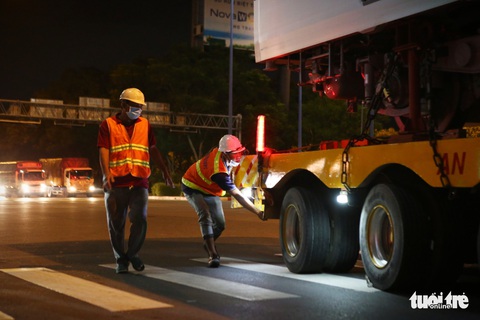 Suốt đêm đoàn xe siêu trường, siêu trọng mang các toa tàu metro đến với depot Long Bình - Ảnh 5. Suốt đêm đoàn xe siêu trường, siêu trọng mang các toa tàu metro đến với depot Long Bình - Ảnh 5.