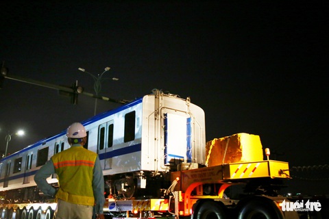 Suốt đêm đoàn xe siêu trường, siêu trọng mang các toa tàu metro đến với depot Long Bình - Ảnh 4. Suốt đêm đoàn xe siêu trường, siêu trọng mang các toa tàu metro đến với depot Long Bình - Ảnh 4.