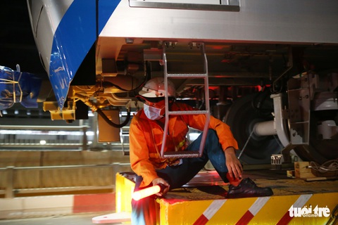 Suốt đêm đoàn xe siêu trường, siêu trọng mang các toa tàu metro đến với depot Long Bình - Ảnh 8. Suốt đêm đoàn xe siêu trường, siêu trọng mang các toa tàu metro đến với depot Long Bình - Ảnh 8.