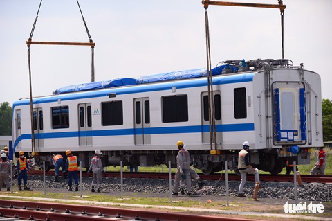 Đoàn tàu metro đã được đặt lên đường ray depot Long Bình - Ảnh 9. Đoàn tàu metro đã được đặt lên đường ray depot Long Bình - Ảnh 9.