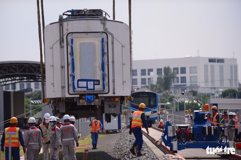 Đoàn tàu metro đã được đặt lên đường ray depot Long Bình - Ảnh 8. Đoàn tàu metro đã được đặt lên đường ray depot Long Bình - Ảnh 8.