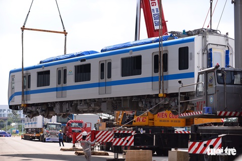 Đoàn tàu metro đã được đặt lên đường ray depot Long Bình - Ảnh 7. Đoàn tàu metro đã được đặt lên đường ray depot Long Bình - Ảnh 7.