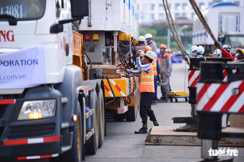 Đoàn tàu metro đã được đặt lên đường ray depot Long Bình - Ảnh 6. Đoàn tàu metro đã được đặt lên đường ray depot Long Bình - Ảnh 6.