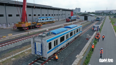 Đoàn tàu metro đã được đặt lên đường ray depot Long Bình - Ảnh 2. Đoàn tàu metro đã được đặt lên đường ray depot Long Bình - Ảnh 2.