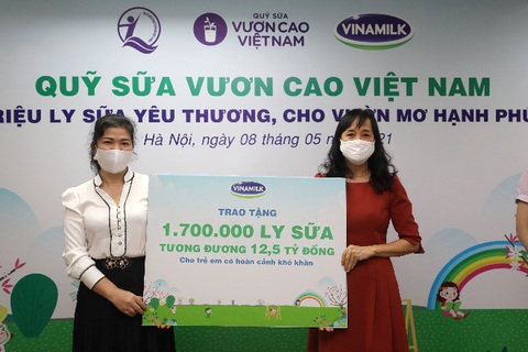 1,7 triệu hộp sữa đến với trẻ em khó khăn giữa dịch COVID-19 - Ảnh 1. 1,7 triệu hộp sữa đến với trẻ em khó khăn giữa dịch COVID-19 - Ảnh 1.