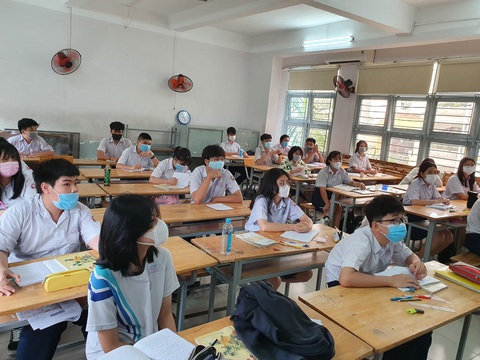Dịch đang phức tạp, có nên để học sinh đi học sớm? - Ảnh 1. Dịch đang phức tạp, có nên để học sinh đi học sớm? - Ảnh 1.