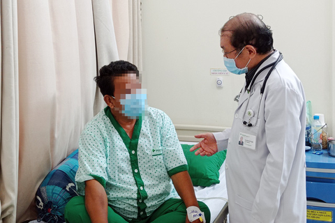 Hút thuốc 38 năm, người đàn ông bị cắt bỏ một quả thận - Ảnh 1. Hút thuốc 38 năm, người đàn ông bị cắt bỏ một quả thận - Ảnh 1.