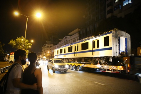 Suốt đêm đoàn xe siêu trường, siêu trọng mang các toa tàu metro đến với depot Long Bình - Ảnh 3. Suốt đêm đoàn xe siêu trường, siêu trọng mang các toa tàu metro đến với depot Long Bình - Ảnh 3.