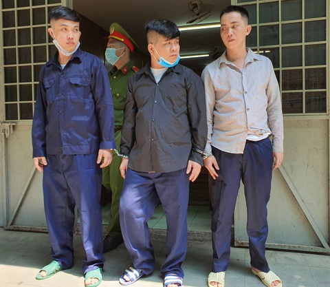 Chế quả nổ trong chung cư, 3 người lãnh án tù - Ảnh 1. Chế quả nổ trong chung cư, 3 người lãnh án tù - Ảnh 1.