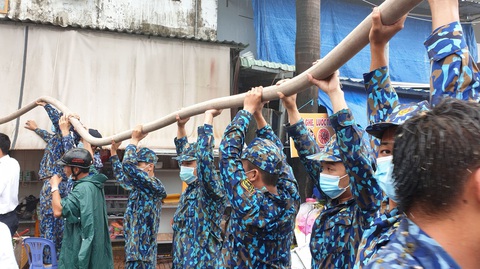 Bộ đội hải quân giúp dân dập tắt vụ cháy tiệm tạp hóa ở Phú Quốc - Ảnh 4. Bộ đội hải quân giúp dân dập tắt vụ cháy tiệm tạp hóa ở Phú Quốc - Ảnh 4.