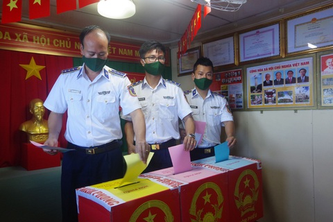 Cảnh sát biển bầu cử sớm trên tàu giữa biển khơi - Ảnh 2. Cảnh sát biển bầu cử sớm trên tàu giữa biển khơi - Ảnh 2.