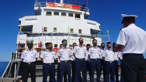 Cảnh sát biển bầu cử sớm trên tàu giữa biển khơi - Ảnh 1. Cảnh sát biển bầu cử sớm trên tàu giữa biển khơi - Ảnh 1.