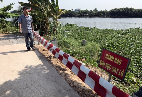 Đê bao bờ hữu sông Sài Gòn lún nửa mét - Ảnh 1. Đê bao bờ hữu sông Sài Gòn lún nửa mét - Ảnh 1.