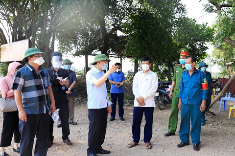 Phê bình một chủ tịch huyện vì để lọt trường hợp F1, sau đó mắc COVID-19 - Ảnh 1. Phê bình một chủ tịch huyện vì để lọt trường hợp F1, sau đó mắc COVID-19 - Ảnh 1.