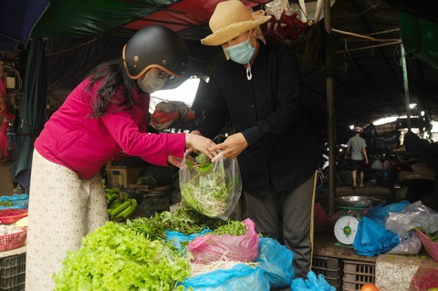 Người Đà Nẵng đi chợ mùa COVID-19 - Ảnh 5. Người Đà Nẵng đi chợ mùa COVID-19 - Ảnh 5.
