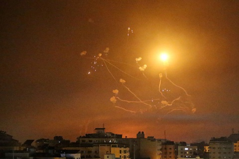 Israel và Hamas tiếp tục hàng trăm đợt không kích trên dải Gaza - Ảnh 1. Israel và Hamas tiếp tục hàng trăm đợt không kích trên dải Gaza - Ảnh 1.