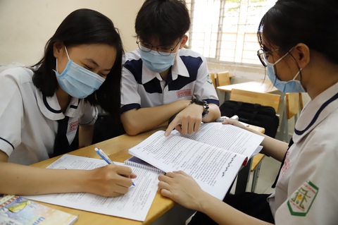 TP.HCM cho phép học sinh lớp 9 và lớp 12 đến trường ôn tập - Ảnh 1. TP.HCM cho phép học sinh lớp 9 và lớp 12 đến trường ôn tập - Ảnh 1.