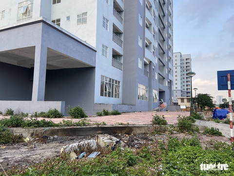 Chung cư tái định cư Hà Nội xây xong bỏ hoang nhiều năm - Ảnh 1. Chung cư tái định cư Hà Nội xây xong bỏ hoang nhiều năm - Ảnh 1.