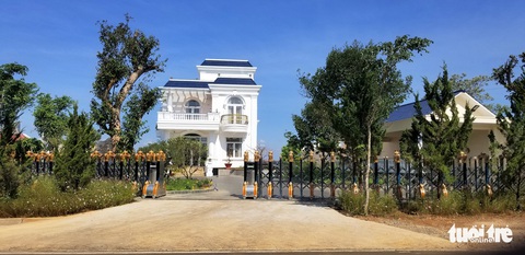 Tháo dỡ biệt thự khủng xây không phép, kiểm điểm Văn phòng đăng ký đất đai Bảo Lộc - Ảnh 1. Tháo dỡ biệt thự khủng xây không phép, kiểm điểm Văn phòng đăng ký đất đai Bảo Lộc - Ảnh 1.