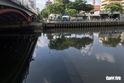 Kênh Nhiêu Lộc - Thị Nghè lại đen thui, bốc mùi, tái ô nhiễm - Ảnh 2. Kênh Nhiêu Lộc - Thị Nghè lại đen thui, bốc mùi, tái ô nhiễm - Ảnh 2.