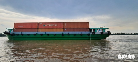 Sà lan chở 27 container đâm chìm bè cá trắm cỏ chuẩn bị thu hoạch - Ảnh 3. Sà lan chở 27 container đâm chìm bè cá trắm cỏ chuẩn bị thu hoạch - Ảnh 3.