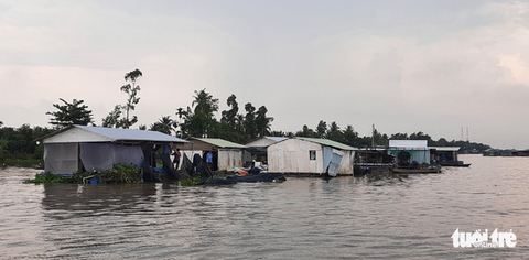 Sà lan chở 27 container đâm chìm bè cá trắm cỏ chuẩn bị thu hoạch - Ảnh 2. Sà lan chở 27 container đâm chìm bè cá trắm cỏ chuẩn bị thu hoạch - Ảnh 2.