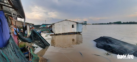 Sà lan chở 27 container đâm chìm bè cá trắm cỏ chuẩn bị thu hoạch - Ảnh 4. Sà lan chở 27 container đâm chìm bè cá trắm cỏ chuẩn bị thu hoạch - Ảnh 4.