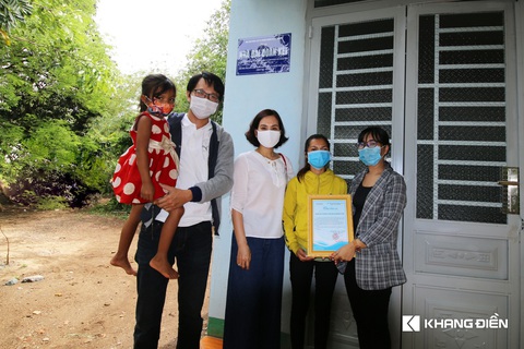 Khang Điền trao tặng 2 căn nhà tình thương cho người dân khó khăn - Ảnh 2. Khang Điền trao tặng 2 căn nhà tình thương cho người dân khó khăn - Ảnh 2.