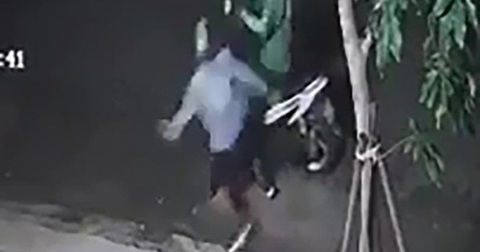 Truy bắt nghi phạm đánh vào gáy tài xế xe ôm để cướp xe - Ảnh 1. Truy bắt nghi phạm đánh vào gáy tài xế xe ôm để cướp xe - Ảnh 1.